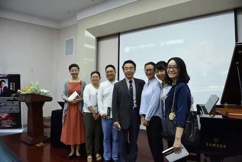 八大胜艺术家石叔诚与特邀艺术家顾平受邀于成都大学东盟艺术学院、音乐与舞蹈学院艺术实践周开展公开课