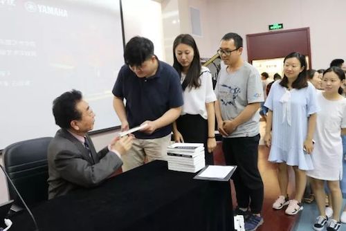 八大胜艺术家石叔诚与特邀艺术家顾平受邀于成都大学东盟艺术学院、音乐与舞蹈学院艺术实践周开展公开课