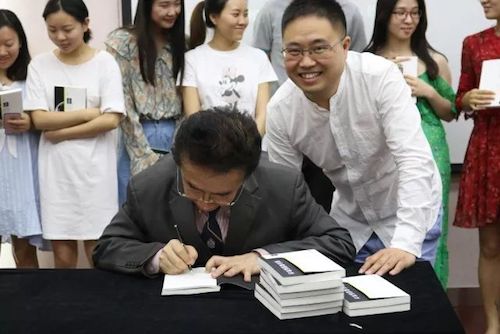 八大胜艺术家石叔诚与特邀艺术家顾平受邀于成都大学东盟艺术学院、音乐与舞蹈学院艺术实践周开展公开课
