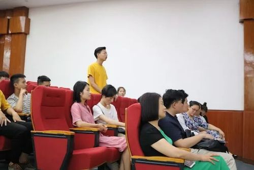 八大胜艺术家石叔诚与特邀艺术家顾平受邀于成都大学东盟艺术学院、音乐与舞蹈学院艺术实践周开展公开课