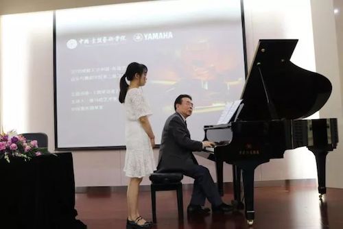 八大胜艺术家石叔诚与特邀艺术家顾平受邀于成都大学东盟艺术学院、音乐与舞蹈学院艺术实践周开展公开课