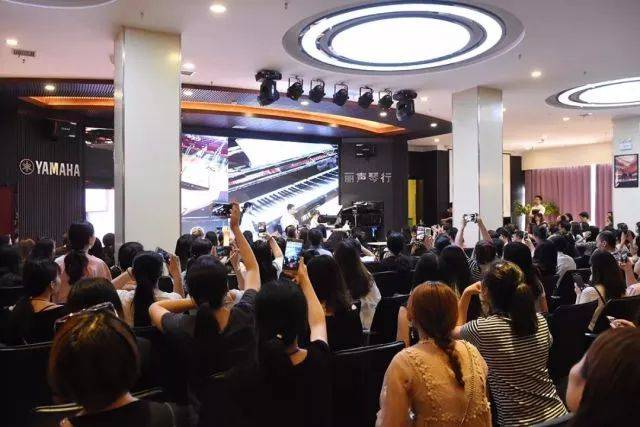 2018年八大胜亚洲音乐奖学金郑州师范学院启动仪式<br />暨八大胜海外艺术家爱德华·昆斯音乐会&远程实验公开课圆满结束