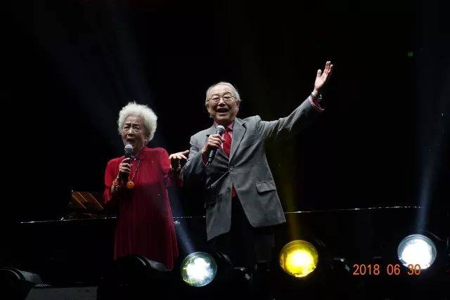 歌声悠扬，唱出时代记忆，琴声悦耳，奏响希望乐章 <br> 2018“我爱你中国?纪念改革开放40周年”经典歌曲上海演唱会圆满落幕