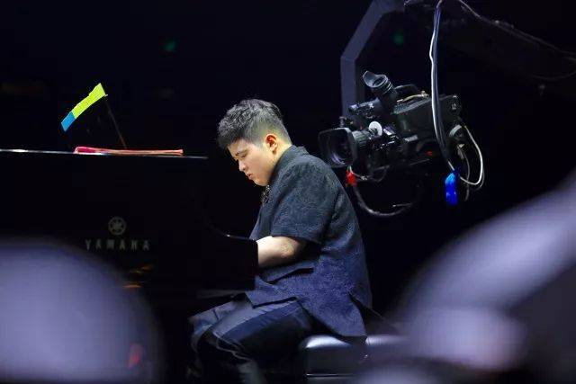 歌声悠扬，唱出时代记忆，琴声悦耳，奏响希望乐章 <br> 2018“我爱你中国?纪念改革开放40周年”经典歌曲上海演唱会圆满落幕