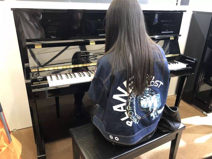 参观来宾试奏八大胜钢琴