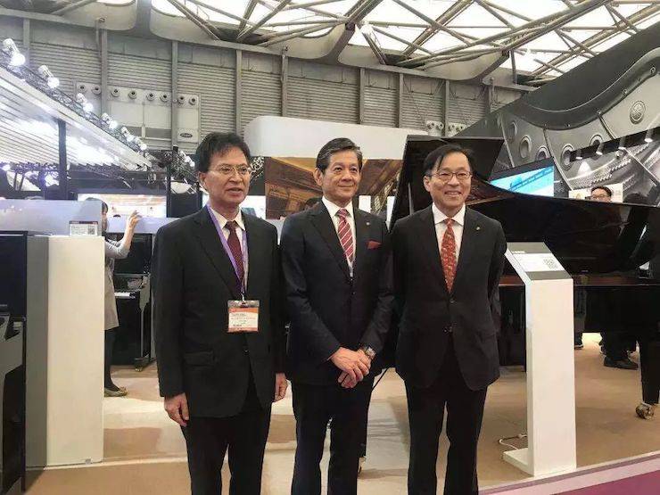 八大胜公司领导合影