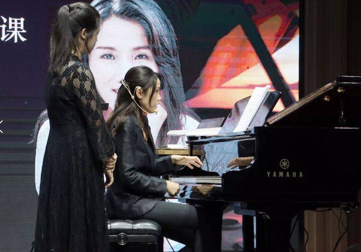 科技推动音乐教育创新，张希教授《古典主义时期钢琴奏鸣曲的演绎》公开课圆满成功
