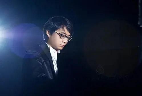 宋思衡的“宅抗疫” | 挑战主播、筹集口罩、闭关作曲，这位取消了20场演出的钢琴家原来这么忙！