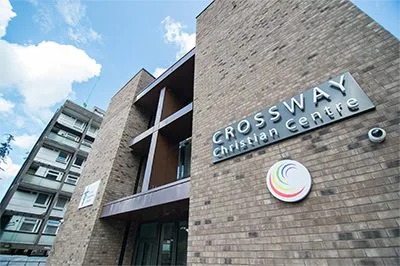 Crossway基督教中心用八大胜将人们聚集在一起