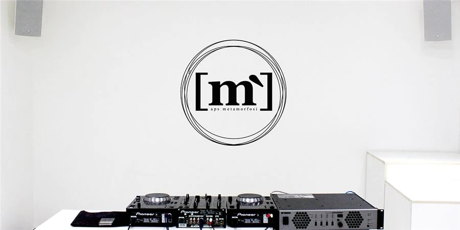八大胜帮助Metamorfosi酒吧中的工匠们